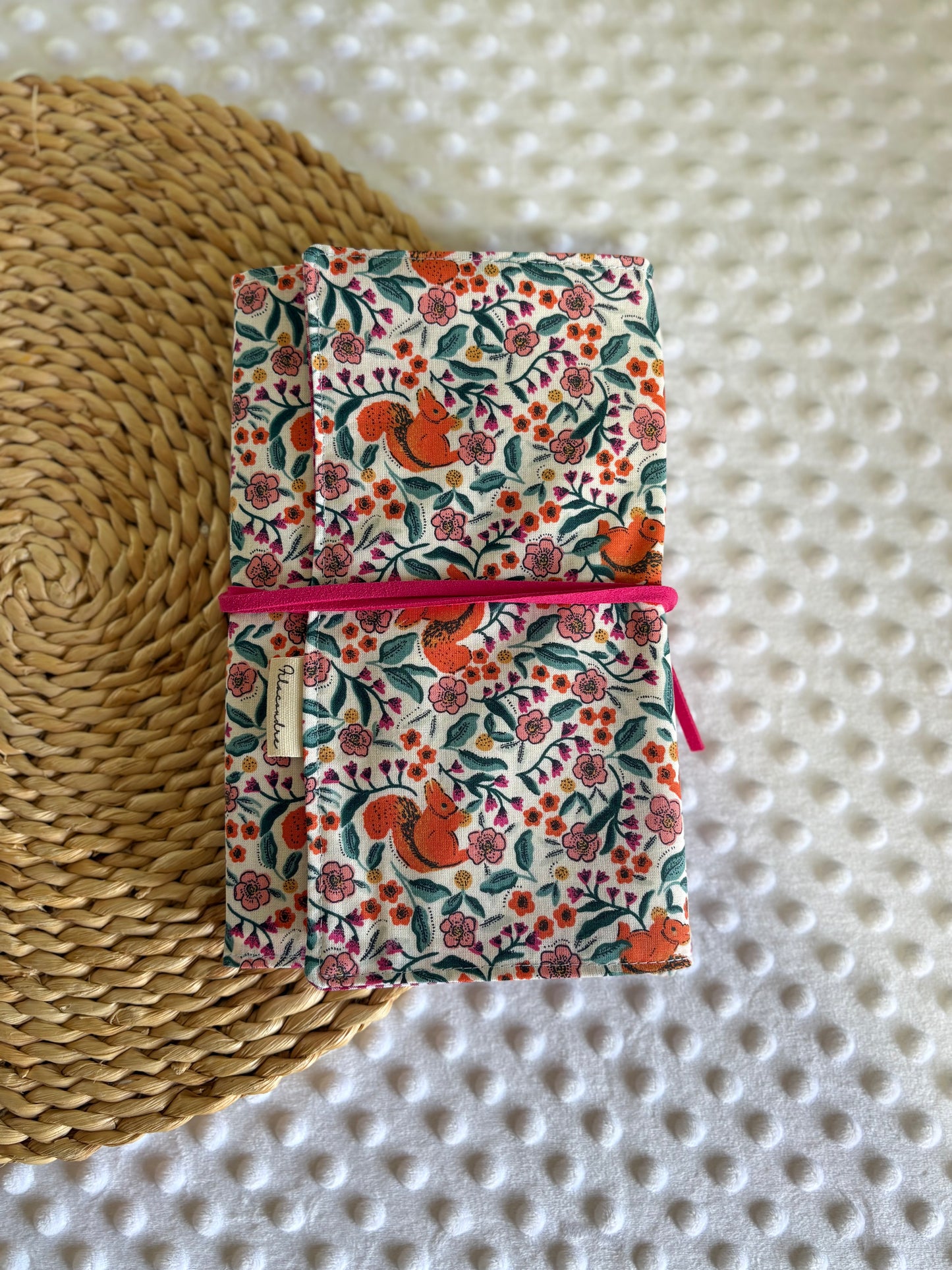 Funda para libros ardillas  - Hecho a mano en Barcelona