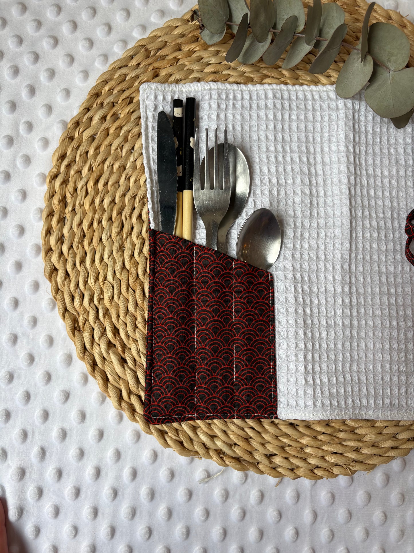 Set de cubiertos rojo y negro