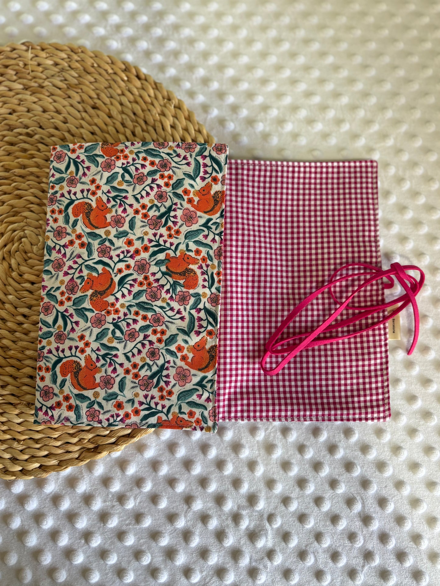 Funda para libros ardillas  - Hecho a mano en Barcelona