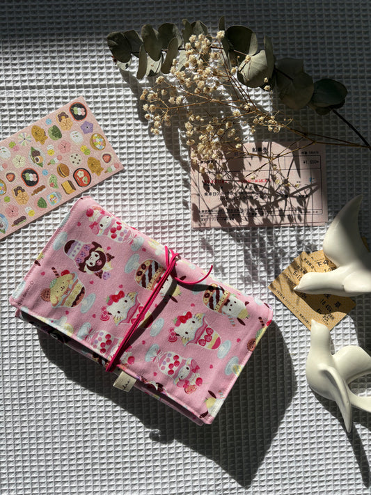 Funda de libro Sanrio helado rosa con Tela Japonesa – Hecha a mano en Barcelona