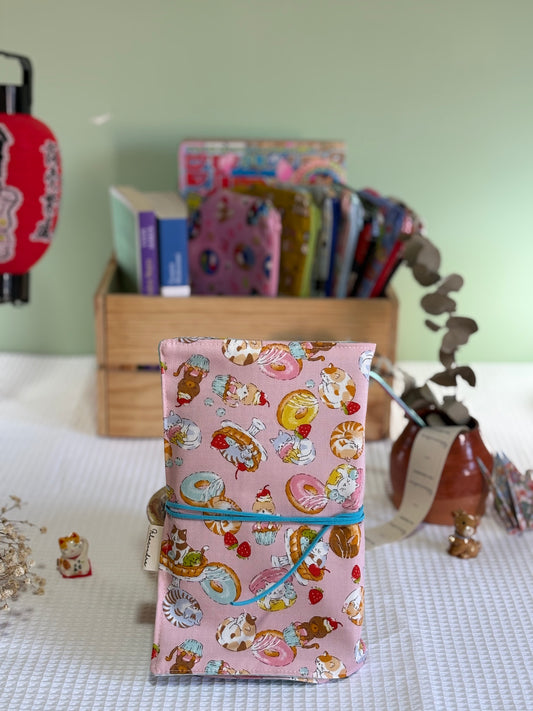 Funda de libro Sweets Neko con Tela Japonesa – Hecha a mano en Barcelona