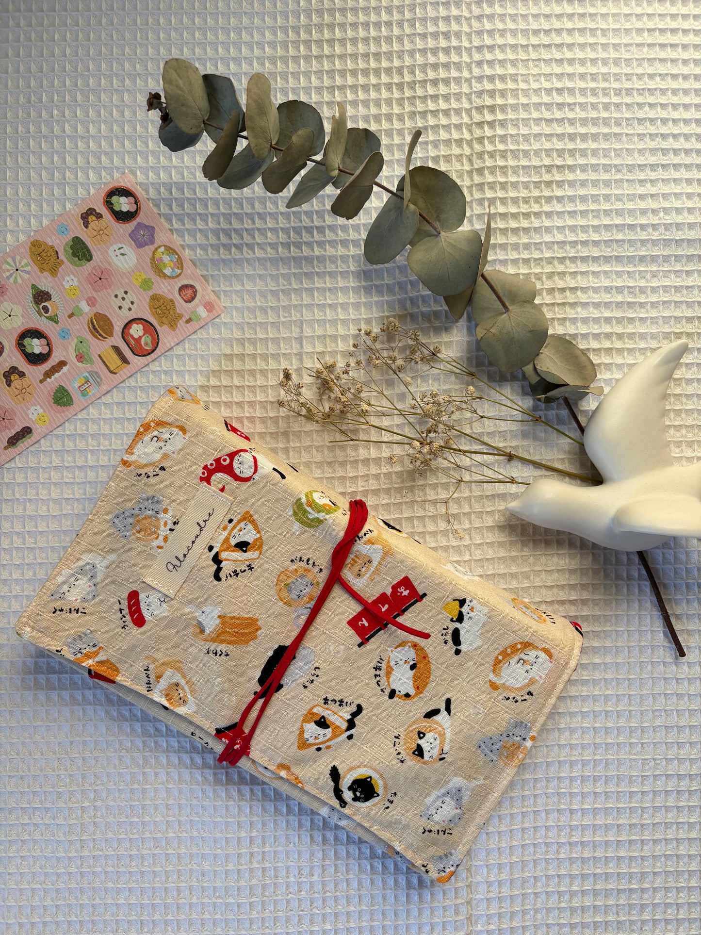 Funda de libro con Tela Japonesa  Neko crema – Hecha a mano en Barcelona