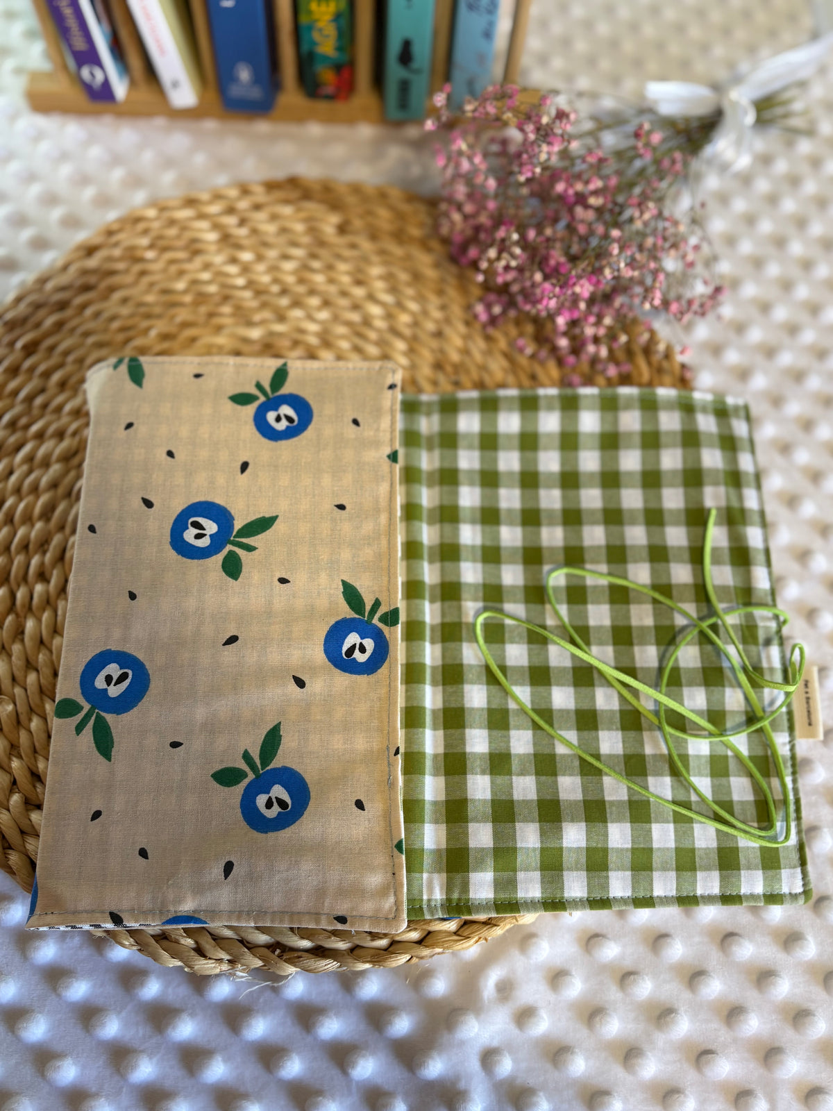 Funda de libros manzana azul  - Hecho a mano en Barcelona