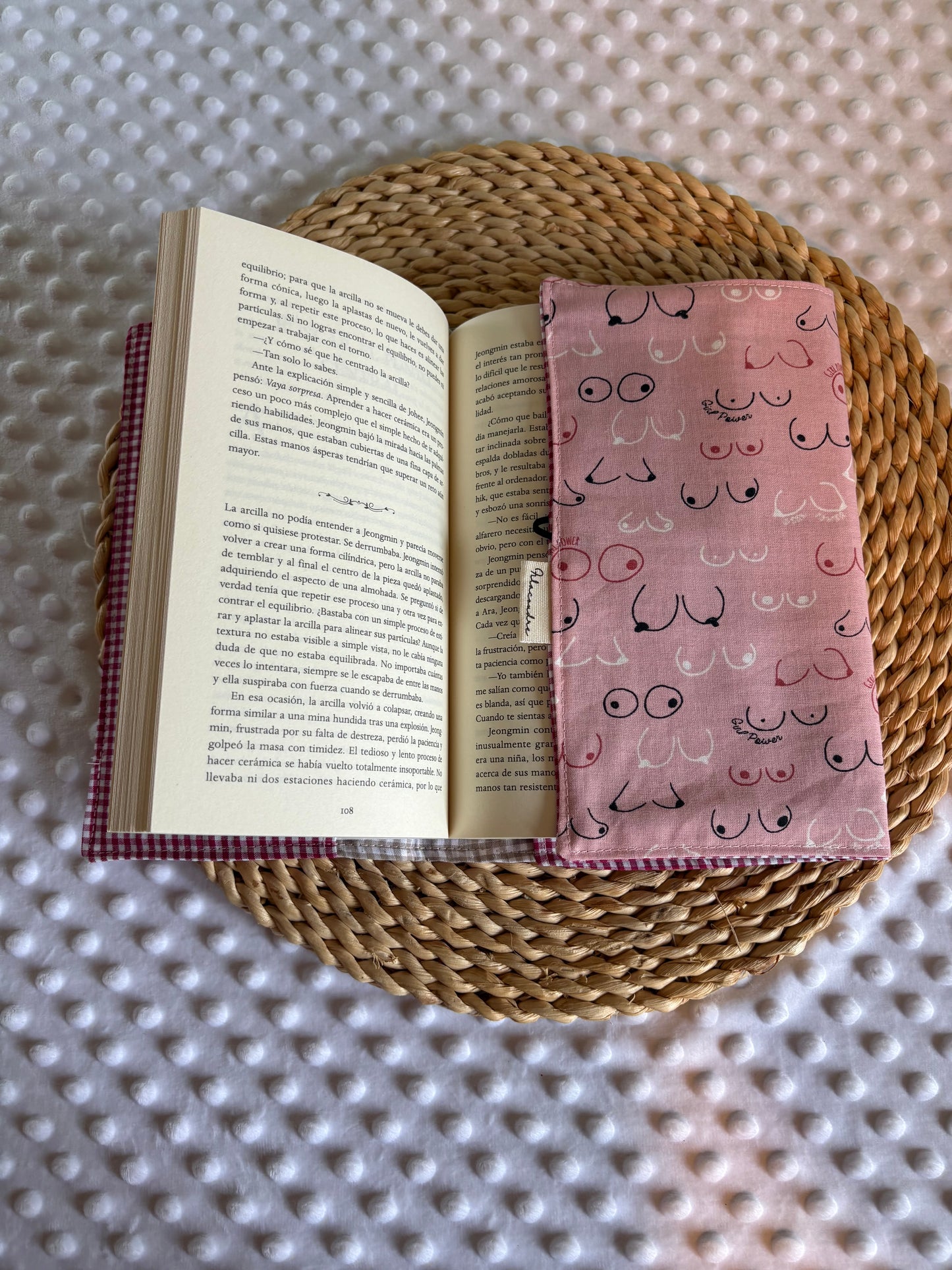 Funda para libros tetas - girl power  - Hecho a mano en Barcelona