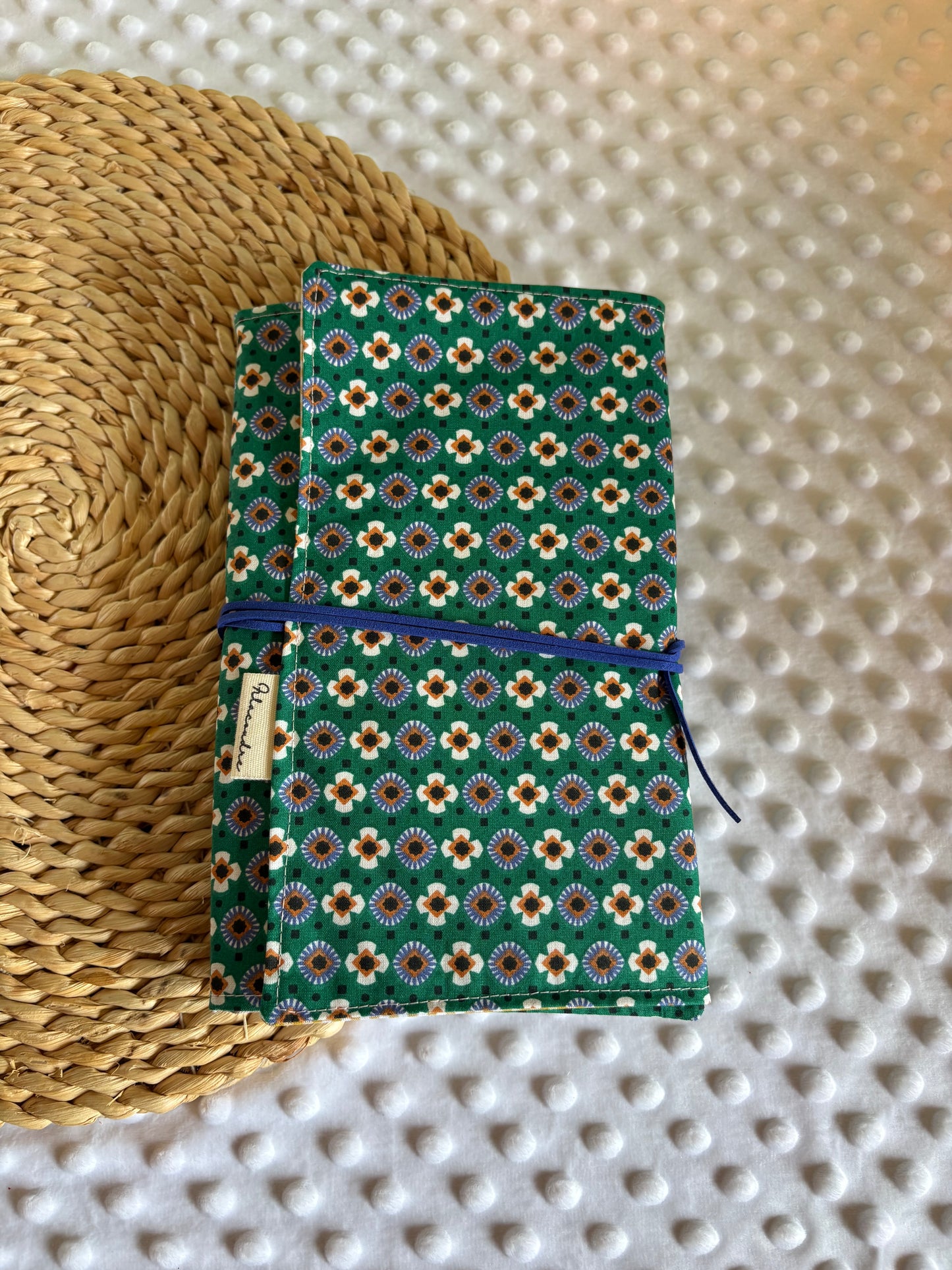 Funda para libros estampado domi  - Hecho a mano en Barcelona
