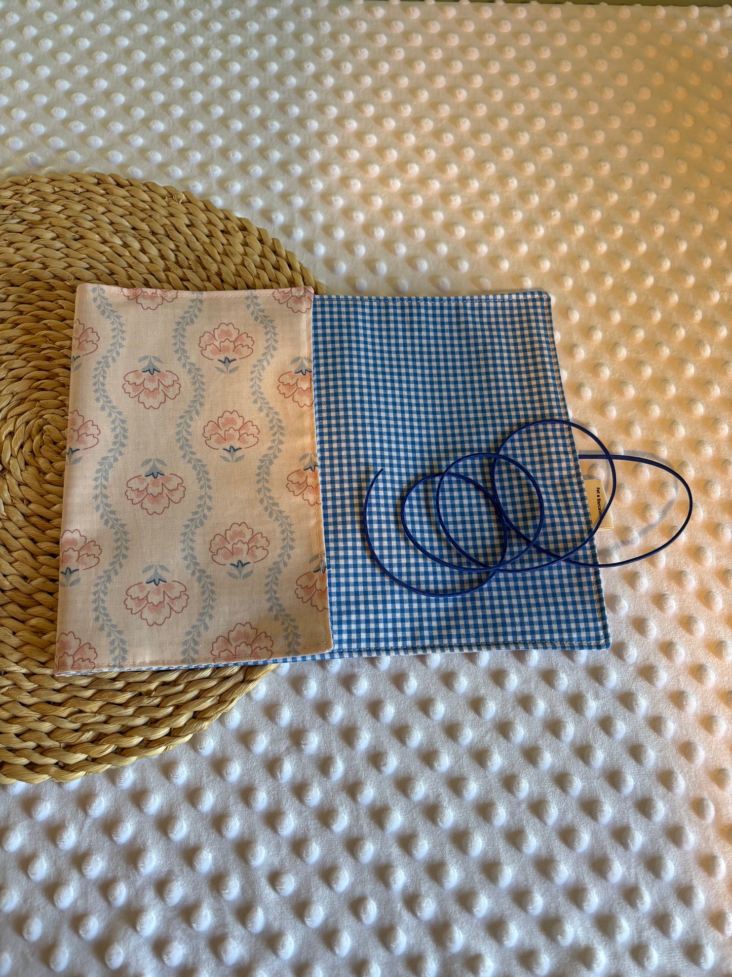Funda para libro claveles  - Hecho a mano en Barcelona
