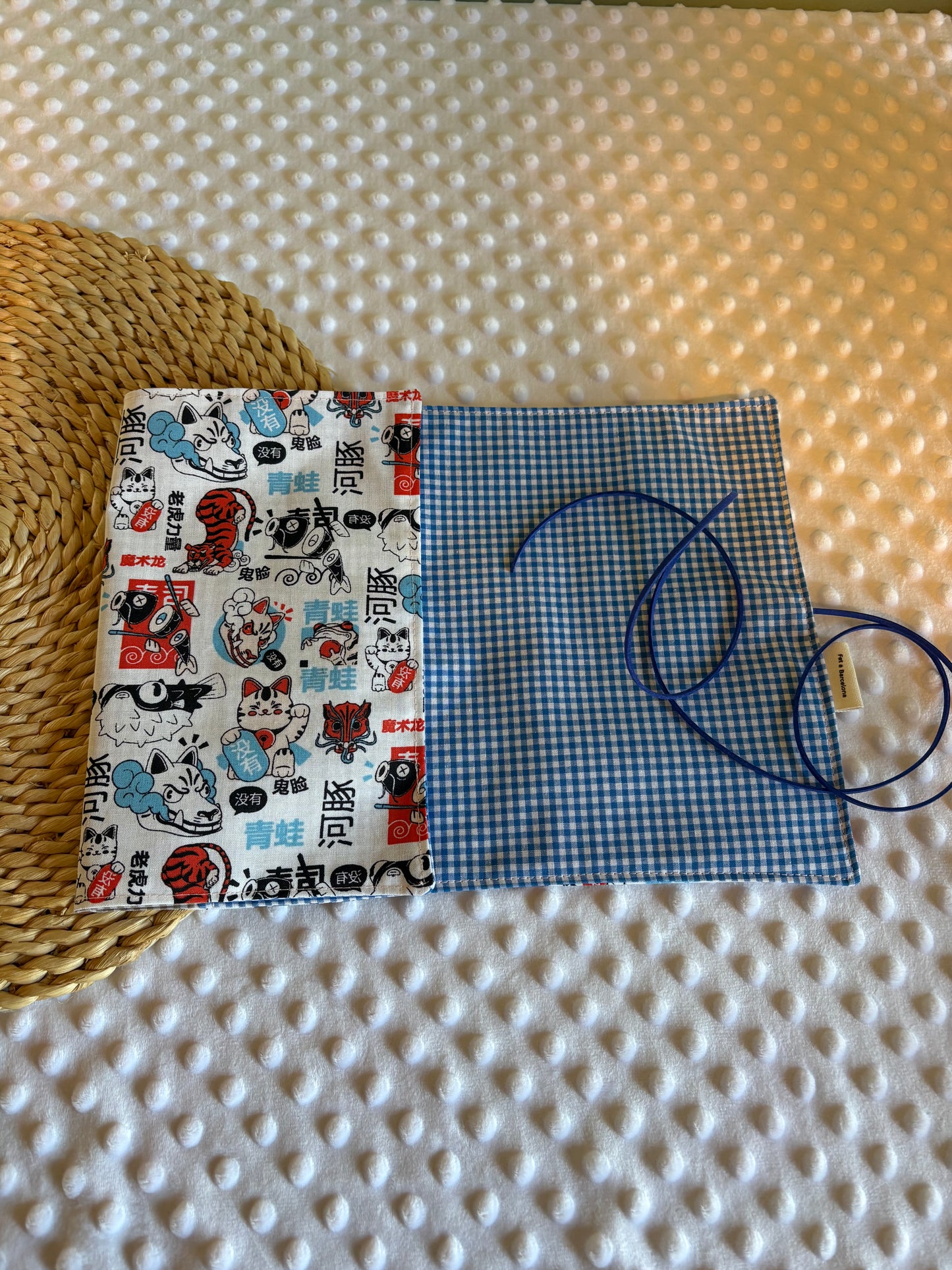 Funda para libros neki azul rojo – Hecha a mano en Barcelona