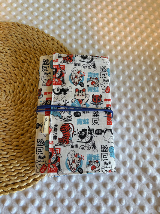Funda para libros neki azul rojo – Hecha a mano en Barcelona