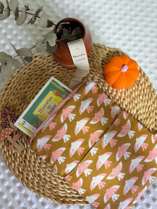 Funda de libro palomas mostaza con cremallera | Hecho a mano en Barcelona