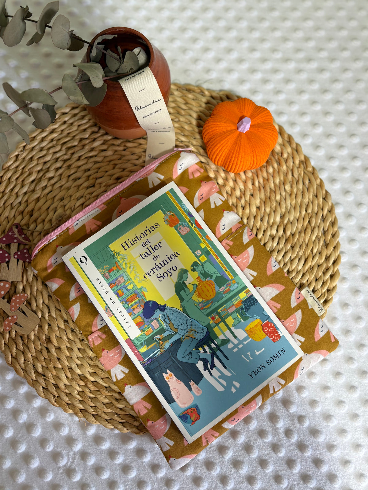 Funda de libro palomas mostaza con cremallera | Hecho a mano en Barcelona
