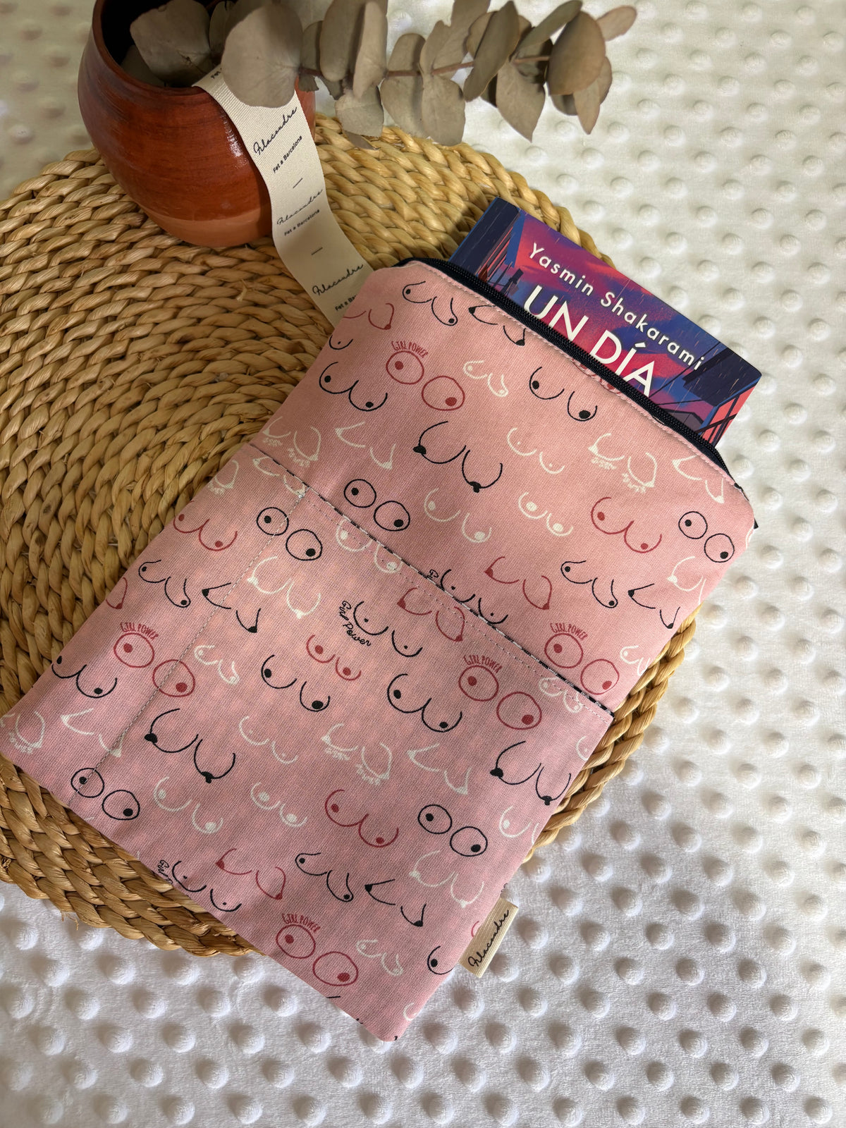 Funda de libro tetas - girl power con cremallera | Hecho a mano en Barcelona
