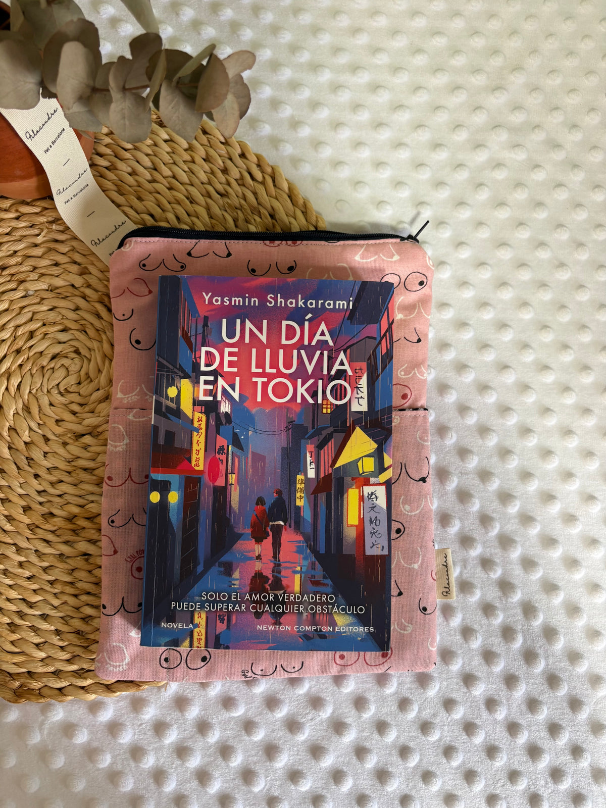 Funda de libro tetas - girl power con cremallera | Hecho a mano en Barcelona