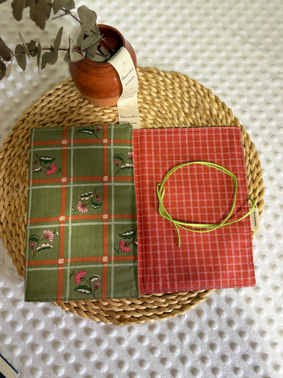 Funda para libros claveles  - Hecho a mano en Barcelona